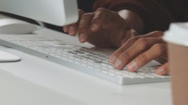 Bilgisayar klavyeli genç adam