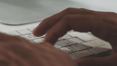 klavyede yazarak adam