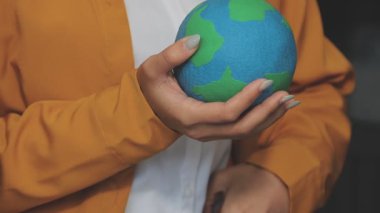 Yeşil bir şirketteki profesyoneller temiz enerji binaları için yenilikçi fikirleri tartışıyor. Yeşil iş konsepti.
