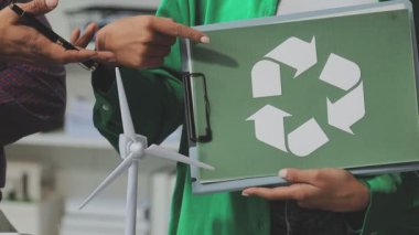 Yeşil bir şirketteki profesyoneller temiz enerji binaları için yenilikçi fikirleri tartışıyor. Yeşil iş konsepti.