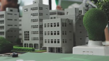 Temiz enerji kullanarak sürdürülebilir yapı çözümleri üzerinde strateji oluşturmak için iş grubu toplantısı. Yeşil şirket prensiplerini vurgulamak.