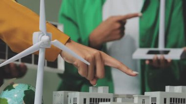 Çevre dostu ve temiz enerji binalarını tartışan bir eko-iş şirketinde profesyonel bir ekip. Yeşil iş kavramlarına odaklan.