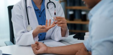 Doktor tedavi olarak bir doz ilaç vermek için şırınga ve şırınga kullanıyor..