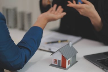 Satış temsilcisi bir ev veya daire satın almak veya kredi ve faiz oranlarını tartışmak için ev satın alma sözleşmesi teklif ediyor