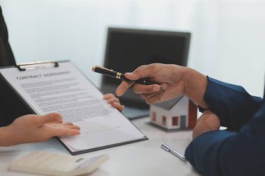 Satış temsilcisi bir ev veya daire satın almak veya kredi ve faiz oranlarını tartışmak için ev satın alma sözleşmesi teklif ediyor
