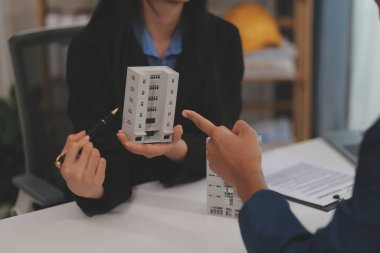 Satış temsilcisi bir ev veya daire satın almak veya kredi ve faiz oranlarını tartışmak için ev satın alma sözleşmesi teklif ediyor