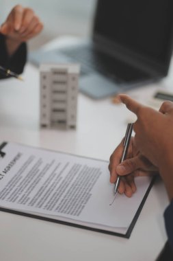 Satış temsilcisi bir ev veya daire satın almak veya kredi ve faiz oranlarını tartışmak için ev satın alma sözleşmesi teklif ediyor