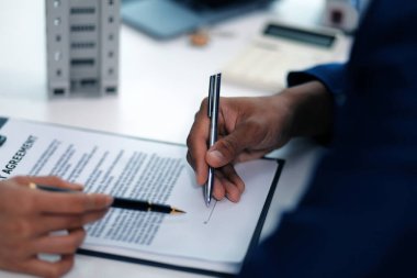 Satış temsilcisi bir ev veya daire satın almak veya kredi ve faiz oranlarını tartışmak için ev satın alma sözleşmesi teklif ediyor