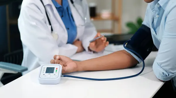 Doktor kadın nabız sayacını hastanın basıncını ölçmek için kullanıyor. Tıbbi kontrol konsepti..