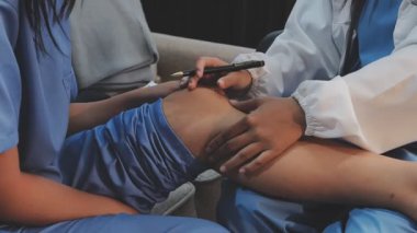 Doktor hastayı hastane odasında hasta yapar.