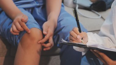 Hastanede doktora dizini gösteren genç bir kadın, sağlık sorunu kavramı.