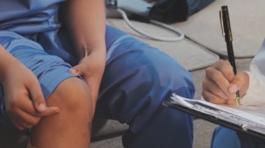 Hastanede doktora dizini gösteren genç bir kadın, sağlık sorunu kavramı.