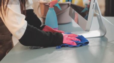 Tuvalette bez ve süngerle masayı temizleyen kadın, yakın plan. Metin için boşluk