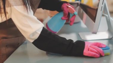 Ofiste dizüstü bilgisayarı olan bir kadın.