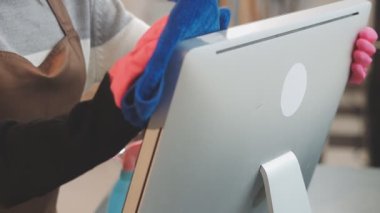 Bilgisayar kullanarak kadın ellerini kapat