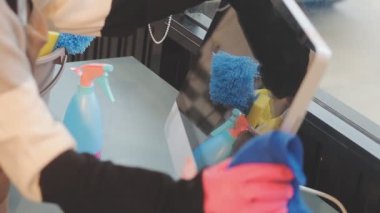 Masayı temizleyen kadınların yakın plan fotoğrafı.