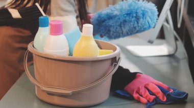 Ofisteki bir kovada temizlik malzemeleri..