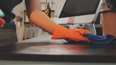 Lastik eldivenli kadın evi temizliyor.