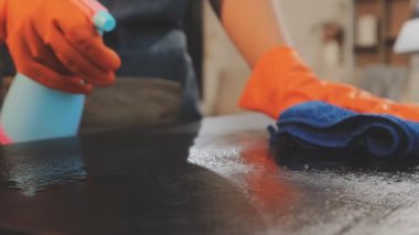 Masadaki fırçayla adamın elini kapat.