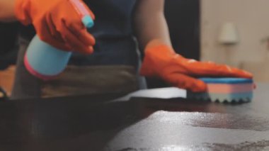 Süngerli lastik eldivenli bir adam.