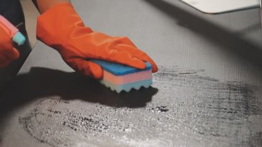 Fırçalı bir elin yakın çekimi.