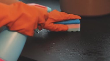 Mavi lastik eldiven ve kauçuk süngerle elini kapat.