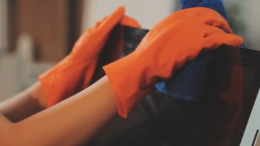 Modern bir evin içini temizlerken, bir adamın eli pencerede.