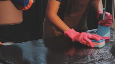 Kadınların ellerini sünger ve eldivenlerle temizleyin..