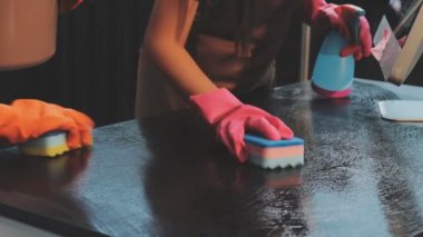 Temizlik için lastik eldiven işlemi.