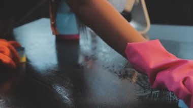 Temizlik için bir fırça kullanarak kadının elini kapat.