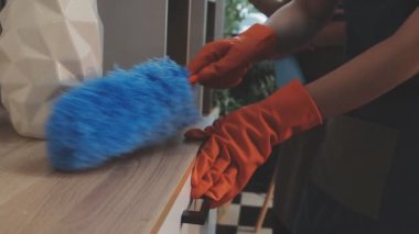 Masayı temizleyen mavi paçavralı adam..