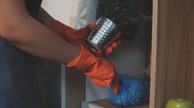 Kadın mutfakta ev işi yapıyor.