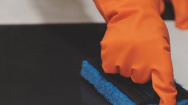 Bir adamın elinin yakın çekimi.