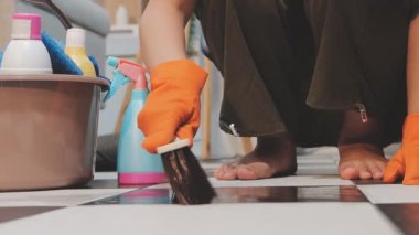 Mutfakta temizlik yapan bir kadın. Kapat.