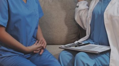 Doktor ve hasta masada, hastanede ve klinikte tartışıp oturuyorlar. konsept tıbbi servis, hastane ve doktor.