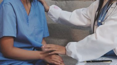 Doktor El hastasına tavsiye veriyor.