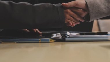 İş Adamları Tokalaşıyor