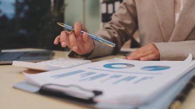 İşadamı dizüstü bilgisayarla çalışıyor