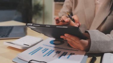 iş kadını dizüstü bilgisayar ve tabletle el yazısı