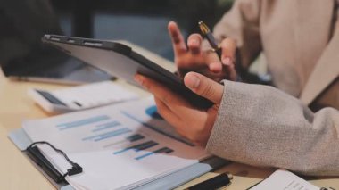 İş kadınlarının kapatıldığı el tablet bilgisayarda çalışıyor