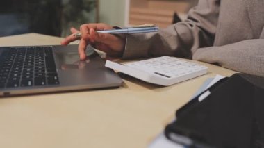 İş adamları dizüstü bilgisayarda çalışıyor ve fikirleri tartışıyor..