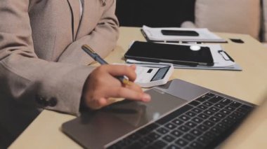 Dizüstü bilgisayar ve cep telefonu kullanma office iş adamı.