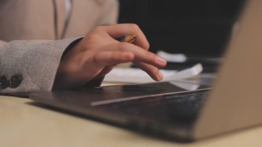 İş adamı laptopta çalışıyor, evden çalışıyor.