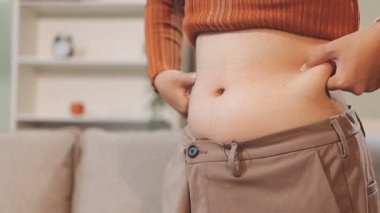 Kadın karnını çıkarıyor.