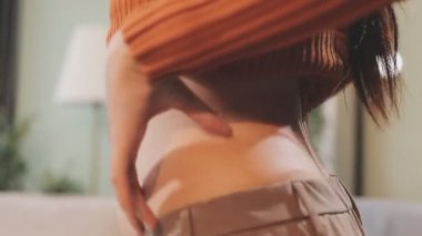 Karın ağrısı, karın ağrısı olan bir kadın.