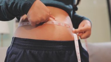 Genç bir kızın beli boyunda bir kadın..