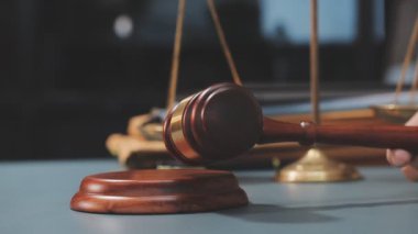 Yargıç Tokmak ve adalet masada. Hukuk ve adalet kavramı