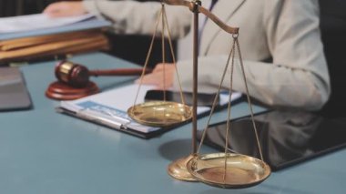 Yargıç Tokmak ofisinde.