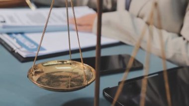 Adalet kavramı. Hukuk kavramı. Adalet hukuku. Hukuk ve hukuk kavramı. Tokmak ve yargıç ve adalet terazisi ofisteki masada..