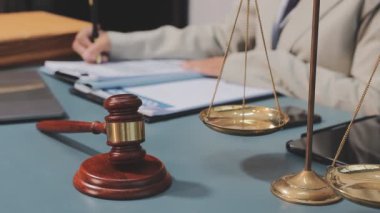 Yargıç Tokmak ve avukat masada. Hukuk ve adalet kavramı